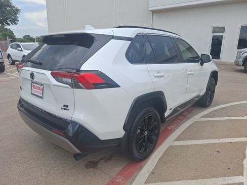Used 2025 Toyota RAV4 SE image 6