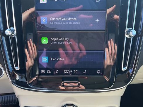 Certified 2023 Volvo XC40 B5 Ultimate w/ Protection Package Premier image 12