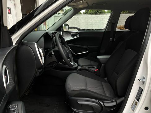 Used 2025 Kia Soul LX w/ LX Technology Package FWD image 9