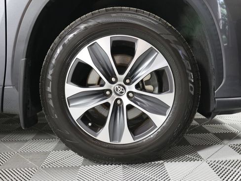 Used 2021 Toyota Highlander XLE AWD/4WD image 6