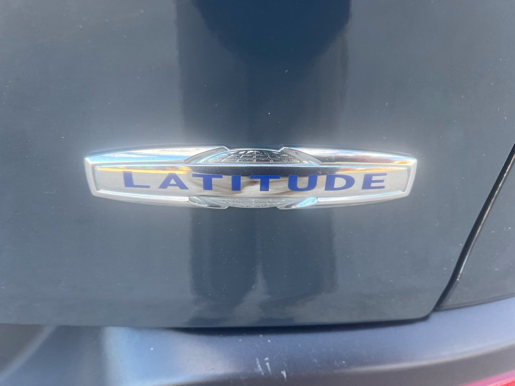 Used 2018 Jeep Cherokee Latitude Plus w/ Comfort/Convenience Group AWD/4WD image 36