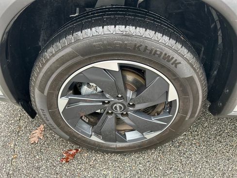 Used 2024 Nissan Rogue SV image 11