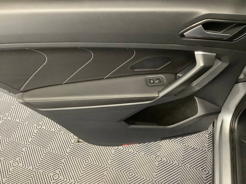 Used 2023 Volkswagen Tiguan SE w/ Panoramic Sunroof Package FWD image 6