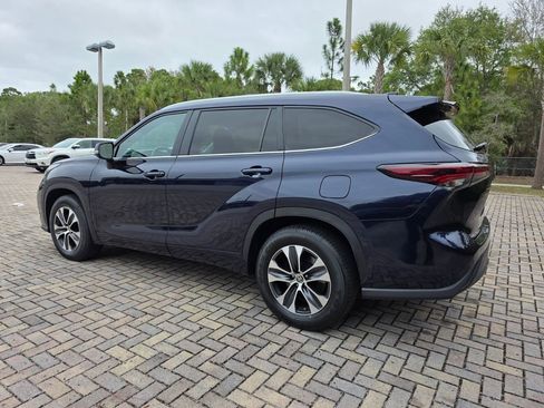 Certified 2024 Toyota Highlander XLE image 9