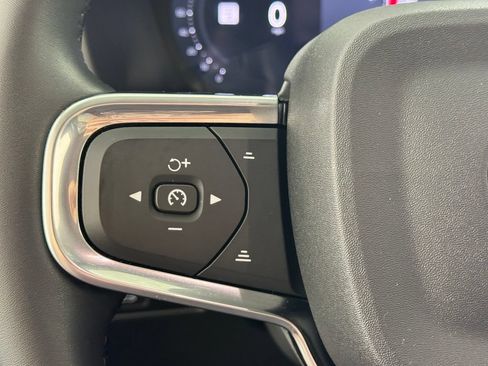 Certified 2025 Volvo XC40 B5 Plus AWD/4WD image 28