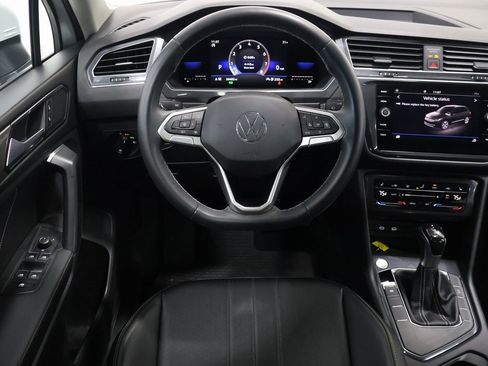 Used 2022 Volkswagen Tiguan SE w/ Panoramic Sunroof Package image 16