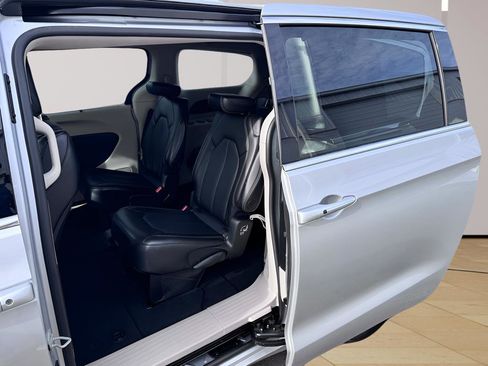 Used 2024 Chrysler Pacifica Touring-L image 33