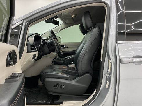 Used 2020 Chrysler Pacifica Touring-L FWD image 14