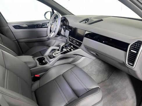 Certified 2023 Porsche Cayenne AWD/4WD image 19