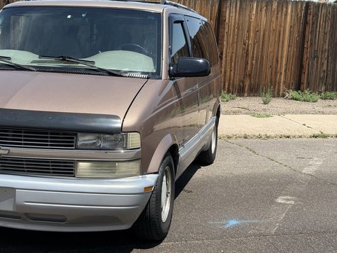 Used 2000 GMC Safari AWD w/ SLT Marketing Option Pkg 3 image 2