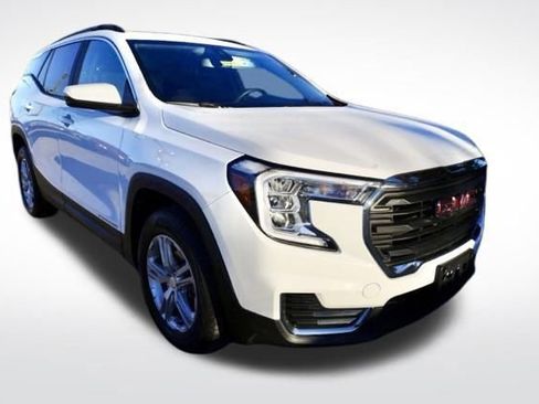 Used 2023 GMC Terrain SLE w/ Driver Convenience Package image 2