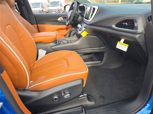 New 2026 Chrysler Pacifica Pinnacle image 7