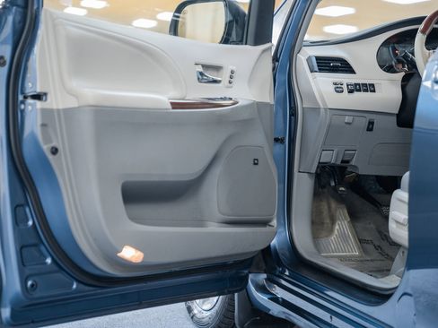 Used 2014 Toyota Sienna Limited image 45