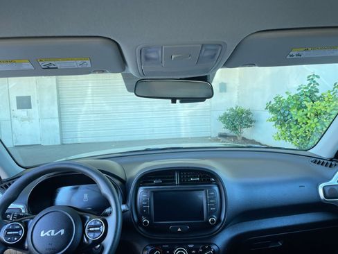 Used 2025 Kia Soul LX w/ LX Technology Package FWD image 31