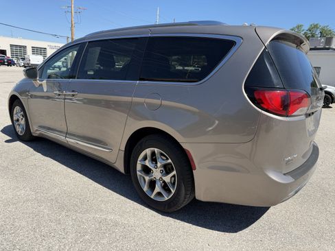 Used 2017 Chrysler Pacifica Limited w/ UConnect Theater Package FWD image 5