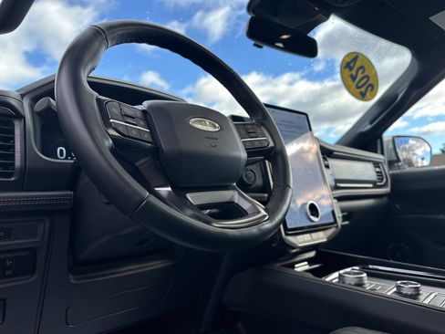 Used 2024 Ford Expedition Platinum image 16