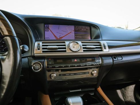 Used 2013 Lexus LS 460 w/ Comfort Pkg image 10