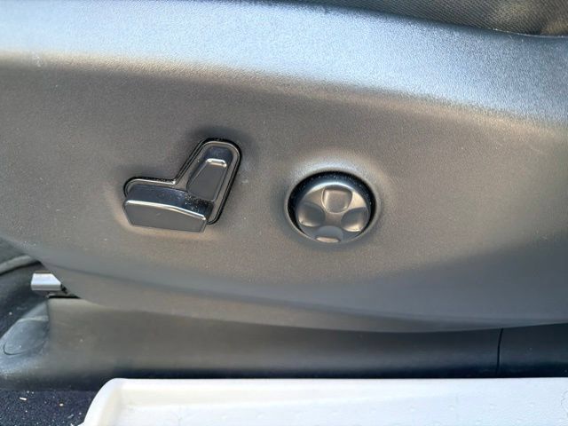 Used 2024 Chrysler Voyager LX FWD image 18