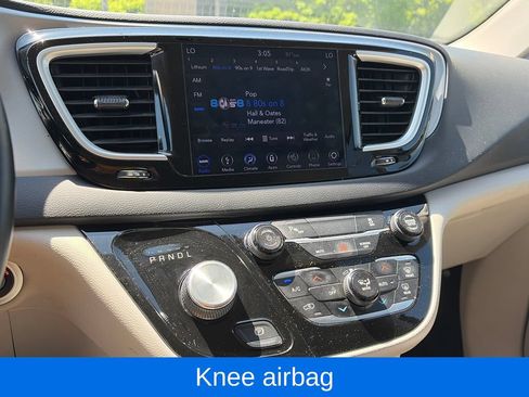 Used 2018 Chrysler Pacifica Touring-L FWD image 21