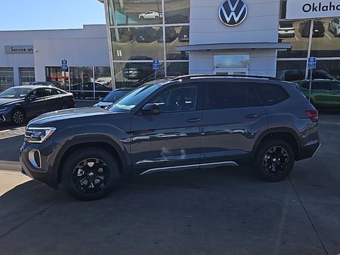 New 2026 Volkswagen Atlas Peak Edition image 8