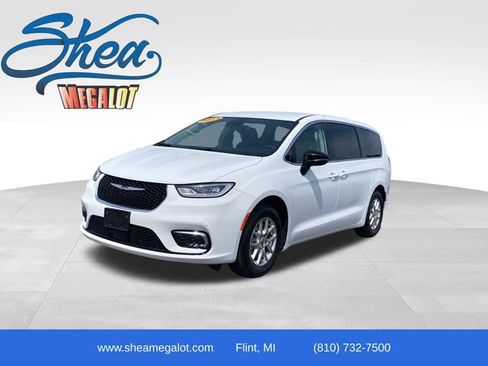 Used 2024 Chrysler Pacifica Touring-L FWD image 1
