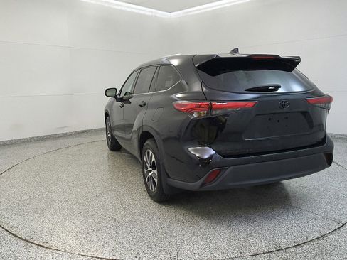 Used 2022 Toyota Highlander XLE AWD/4WD image 4