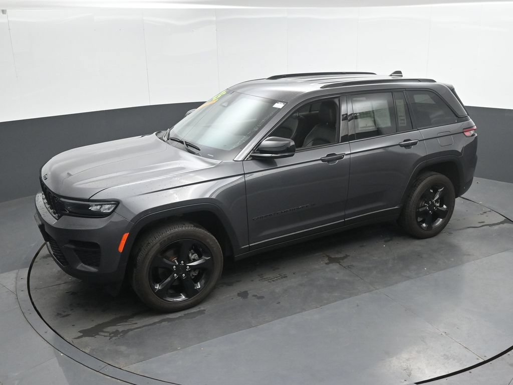 Used 2025 Jeep Grand Cherokee Altitude AWD/4WD image 37
