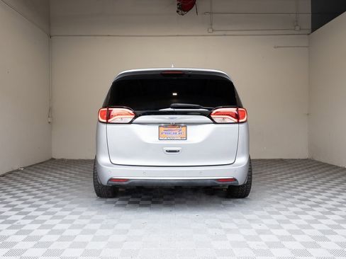 Used 2020 Chrysler Pacifica Limited image 11