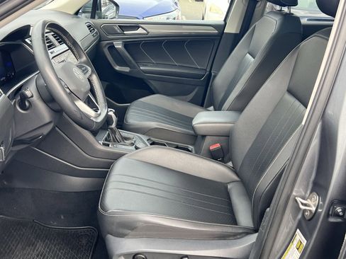 Used 2022 Volkswagen Tiguan SE w/ Panoramic Sunroof Package image 12