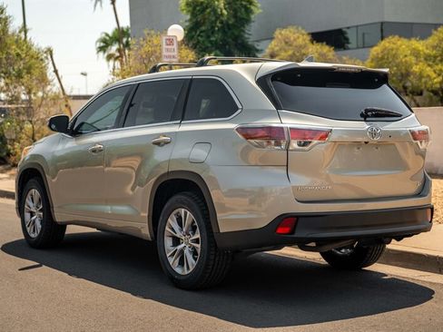 Used 2016 Toyota Highlander Plus FWD image 3