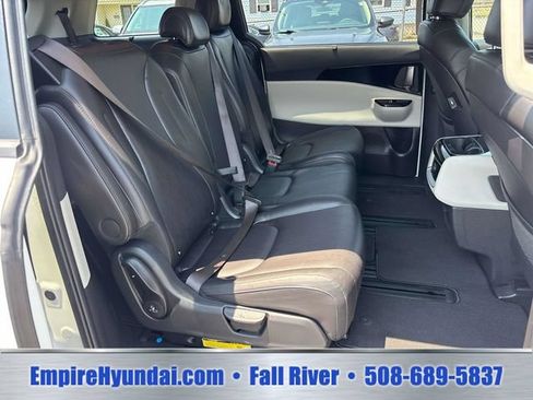 Used 2024 Kia Carnival EX FWD image 17