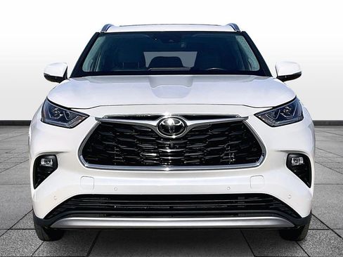 Used 2021 Toyota Highlander Platinum image 3