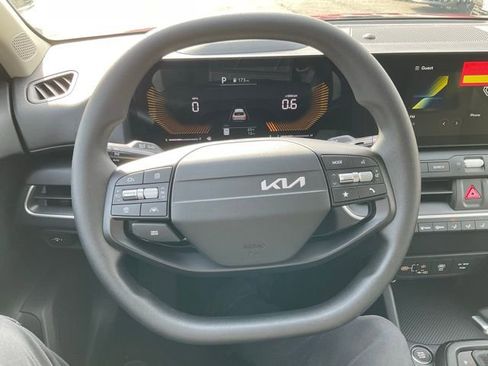 New 2025 Kia K4 LXS image 31
