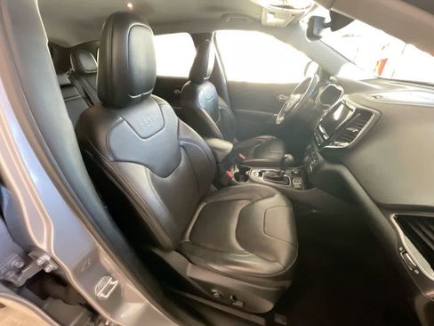 Used 2019 Jeep Cherokee Limited image 24