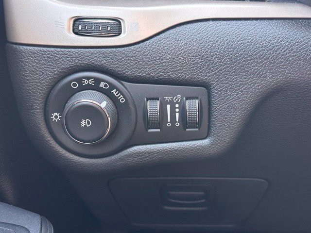 Used 2016 Jeep Cherokee Latitude w/ Cold Weather Group AWD/4WD image 19