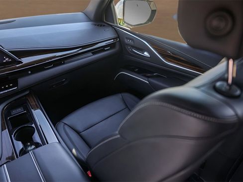 Used 2023 Cadillac Escalade Luxury w/ LPO, Illumination Package image 29