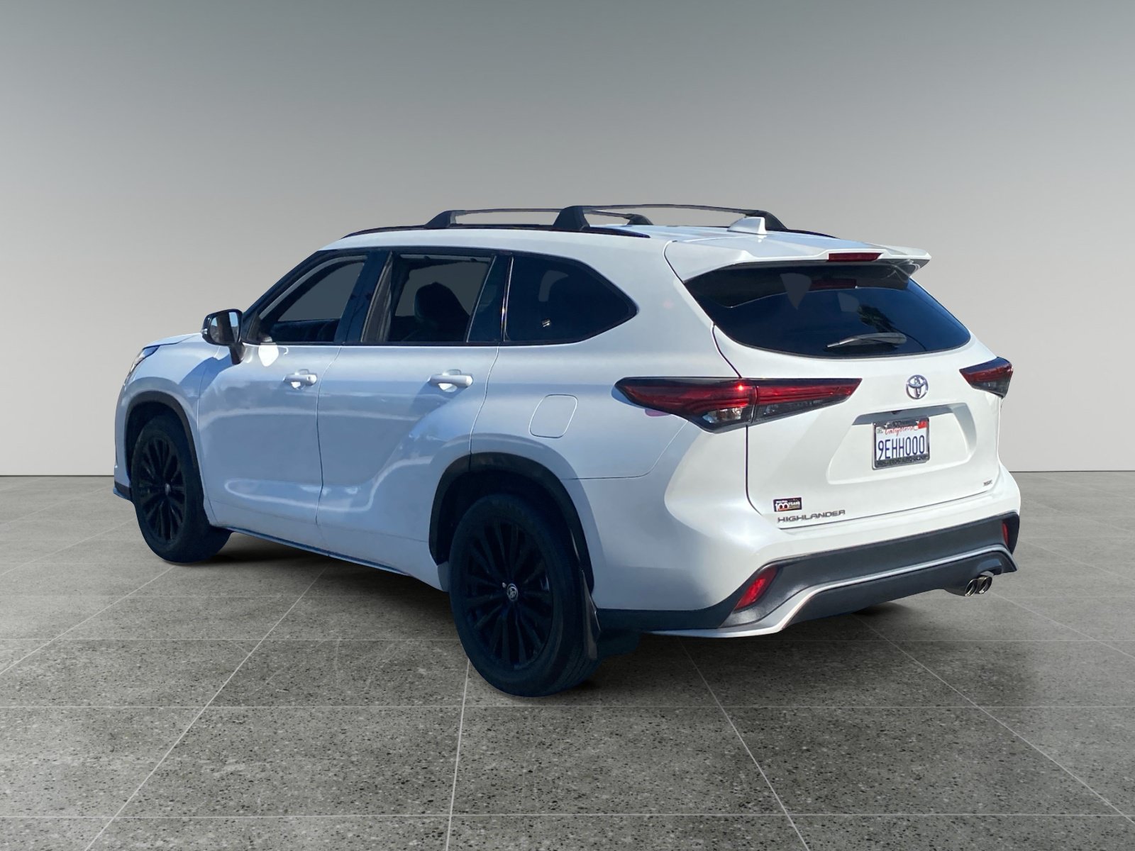 Used 2023 Toyota Highlander XSE FWD image 3