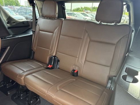 Used 2025 Chevrolet Tahoe High Country AWD/4WD image 18