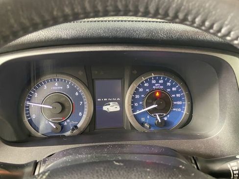 Used 2018 Toyota Sienna XLE image 5