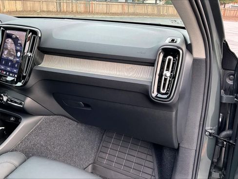 New 2026 Volvo XC40 B5 Ultra w/ Protection Package Premier image 28