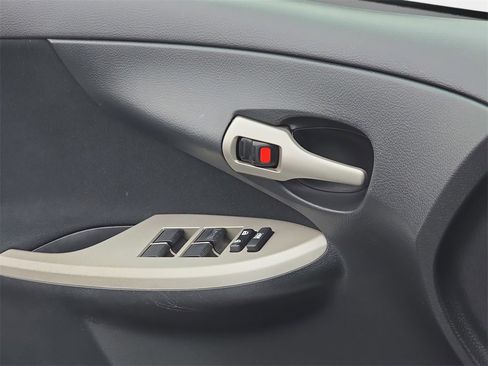 Used 2013 Toyota Corolla S image 25