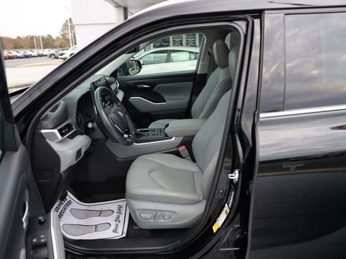 Used 2021 Toyota Highlander XLE image 15