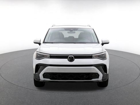 Used 2026 Volkswagen Taos SE FWD image 2