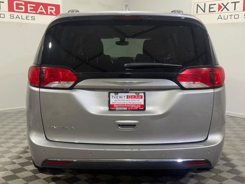 Used 2018 Chrysler Pacifica Touring-L w/ Premium Audio Group FWD image 8