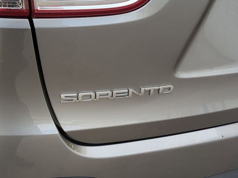 Used 2017 Kia Sorento LX image 14