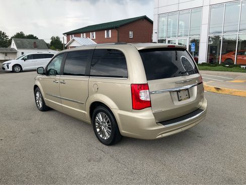 Used 2011 Chrysler Town & Country Limited FWD image 5