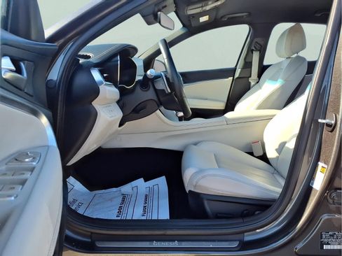 Used 2025 Genesis G70 2.5T image 21