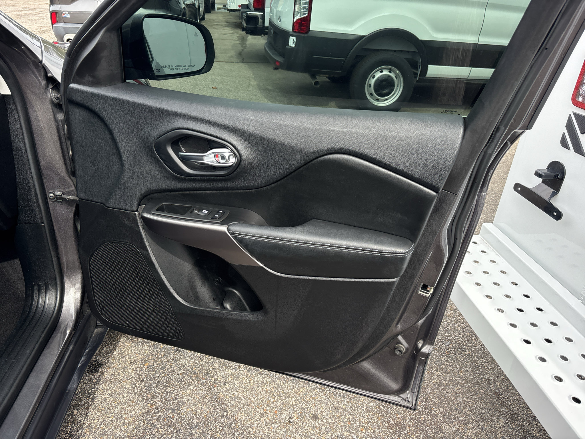 Used 2019 Jeep Cherokee Latitude Plus w/ Comfort/Convenience Group FWD image 5