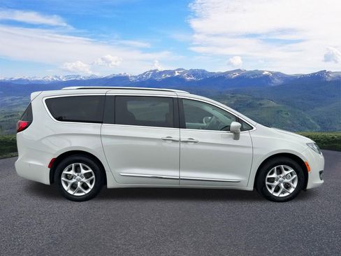 Used 2020 Chrysler Pacifica Touring-L Plus w/ Tire & Wheel Group FWD image 7