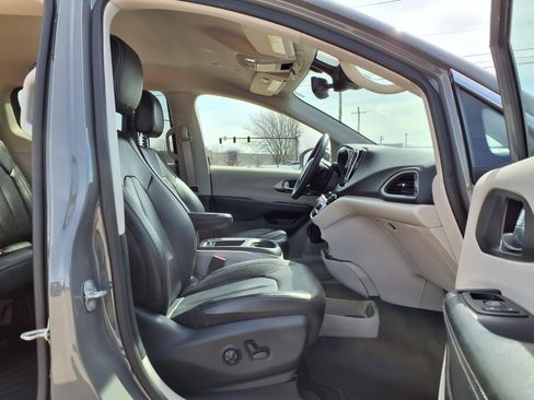 Certified 2022 Chrysler Pacifica Touring-L w/ Uconnect Theater Family Group image 26